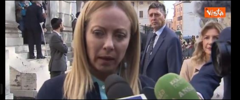 Meloni visita a sorpresa la Sinagoga di Roma: “Difenderemo i cittadini ebrei da ogni attacco” (video)