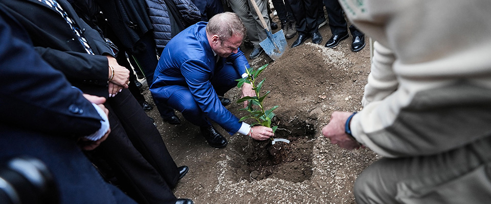 Il governo non molla Caivano. Il ministro Lollobrigida inaugura un parco urbano davvero “verde”