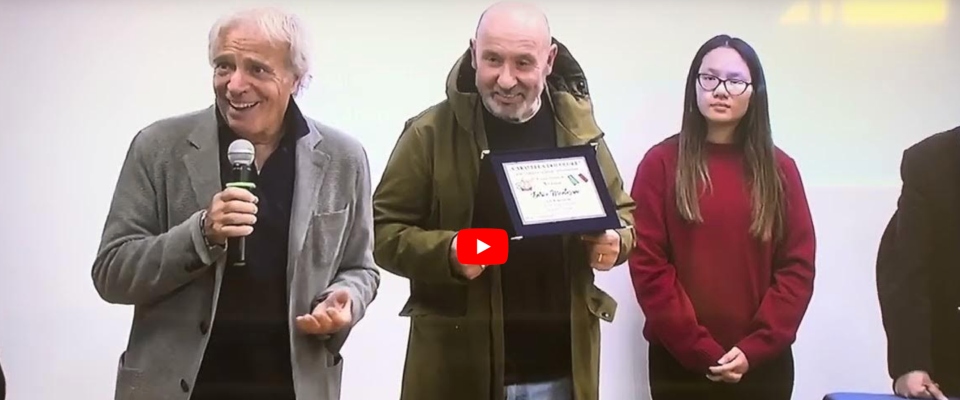 Enrico Montesano riceve il premio Caravella: “Sono un uomo libero, la cultura non deve avere steccati” (video)