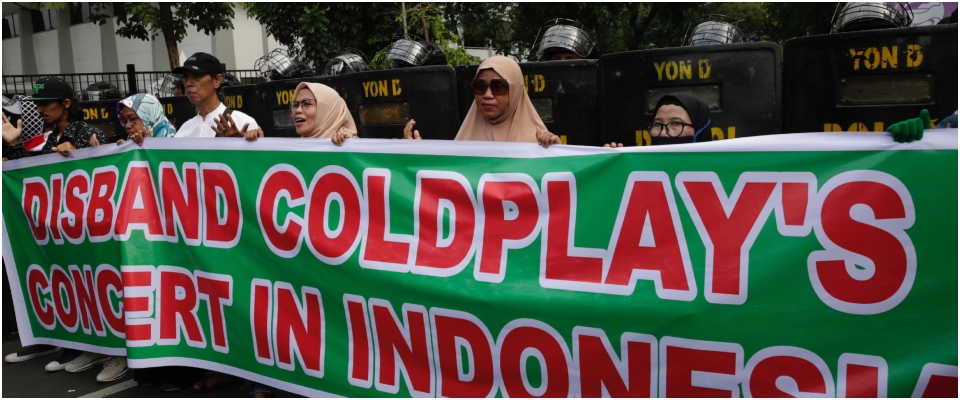 Indonesia, proteste e fischi dei musulmani al concerto dei Coldplay: “Difendono la causa Lgbt”