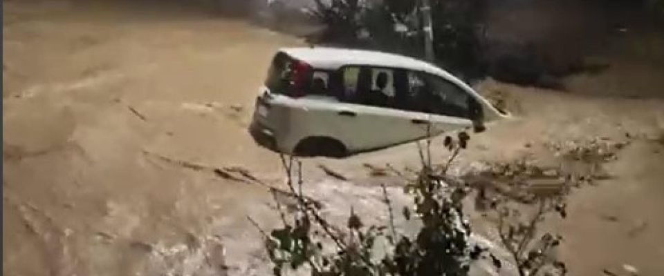 Maltempo in Toscana: 3 morti e ospedali allagati, attesa la piena dell’Arno. Sos anche in Veneto (video)