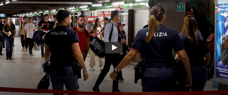 Urla “Allah è grande!” nella metro di Milano: arrestato algerino ricercato per terrorismo (video)