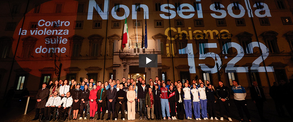 Palazzo Chigi s’illumina in difesa delle donne. Meloni: “Non resterete mai sole” (video)