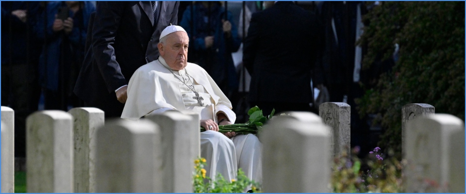 Papa Francesco al Cimitero militare: “Basta morti, non c’è vittoria. Le guerre sono sempre una sconfitta”