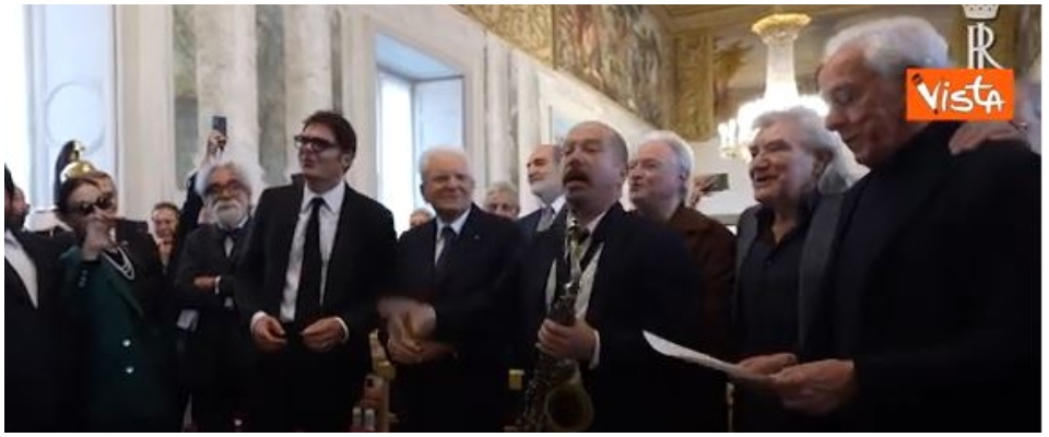 Quirinale, ai 75 anni dell’Afi i cantanti intonano “Volare” e “i Watussi” al presidente Mattarella (video)