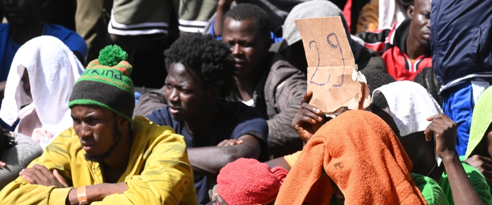 Migranti, l’Austria “copia” la Gran Bretagna: trasferimento forzato dei richiedenti asilo in Ruanda