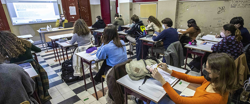 Scuola, a Natale 1500 euro di “una tantum” agli insegnanti. L’annuncio del ministro Valditara