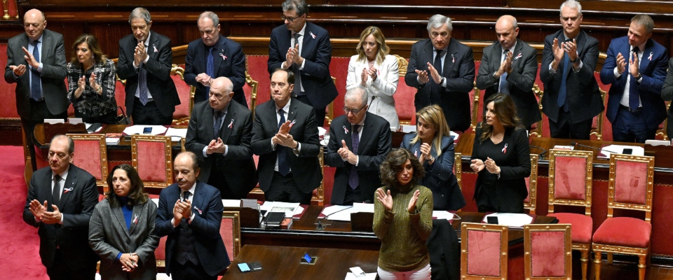 Senato in piedi per Giulia, Meloni: “Sulle donne siamo disposti a lavorare ancora insieme” (video)