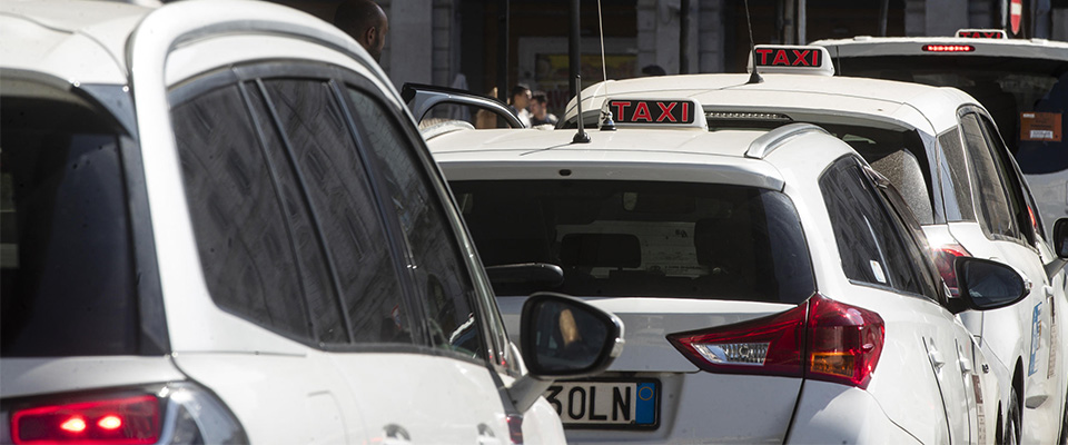 Pochi taxi, irrompe l’Antitrust: bacchettate sulle licenze ai Comuni di Roma, Napoli e Milano