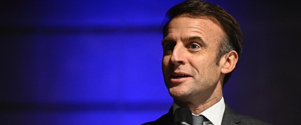 Macron: sì, abbiamo un problema di immigrazione. E difende la legge votata dall’Rn di Marine Le Pen