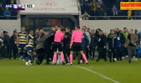 Arbitro turco colpito con un pugno dal presidente dell’Ankaragucu (video). “Mi ritiro dal calcio”