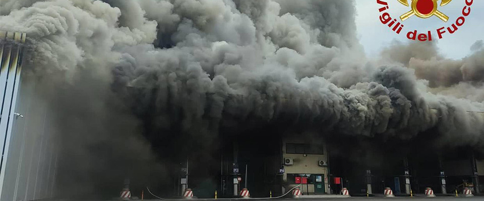 Domato l’incendio a Malagrotta ma la discarica resta chiusa. Roma nell’incubo immondizia