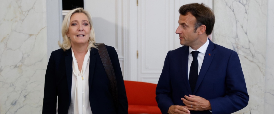 Macron in bilico parla a France 5.  Le Pen vota con la maggioranza sui migranti e la sinistra insorge