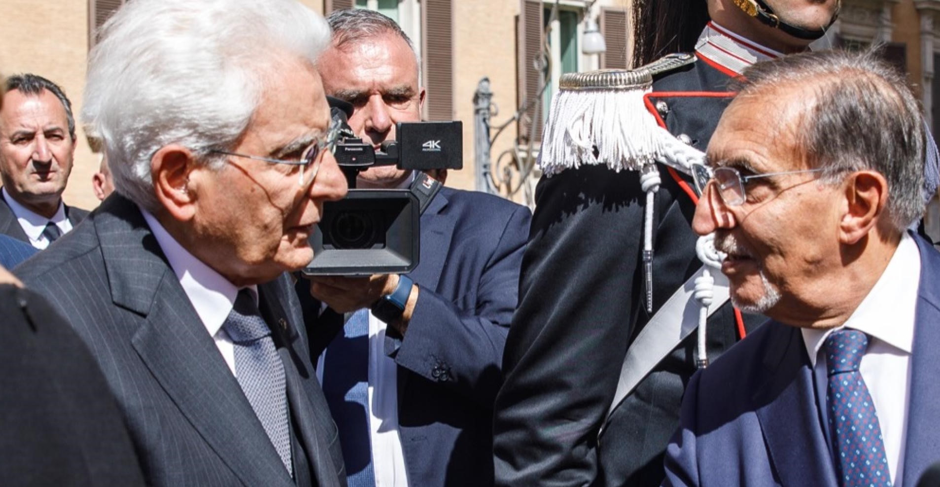 Il presidente del Senato Ignazio La Russa con la premier Giorgia Meloni, stringe la mano al presidente della Repubblica Sergio Mattarella a margine dei funerali laici di Stato del presidente emerito Giorgio Napolitano, Roma, 26 settembre 2023.
ANSA/UFFICIO STAMPA SENATO
+++ ANSA PROVIDES ACCESS TO THIS HANDOUT PHOTO TO BE USED SOLELY TO ILLUSTRATE NEWS REPORTING OR COMMENTARY ON THE FACTS OR EVENTS DEPICTED IN THIS IMAGE; NO ARCHIVING; NO LICENSING +++ NPK +++