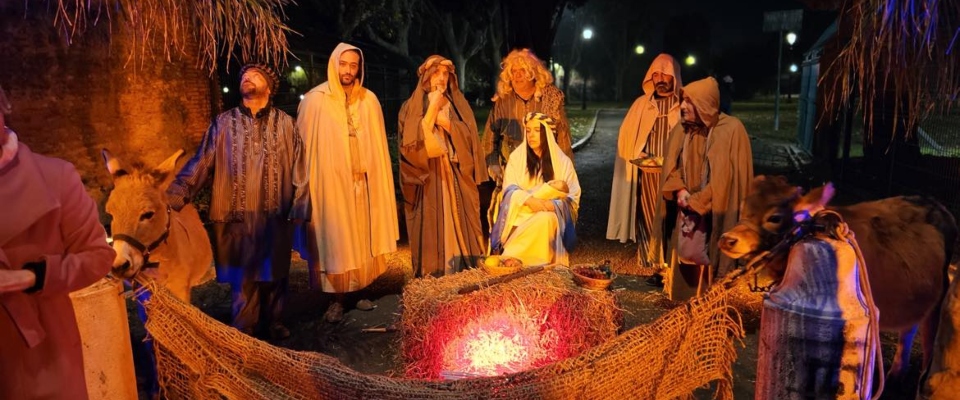 Presepe vivente a Colle Oppio promosso dagli “Amici del Parco”. Brindisi con i cittadini del Rione capitolino