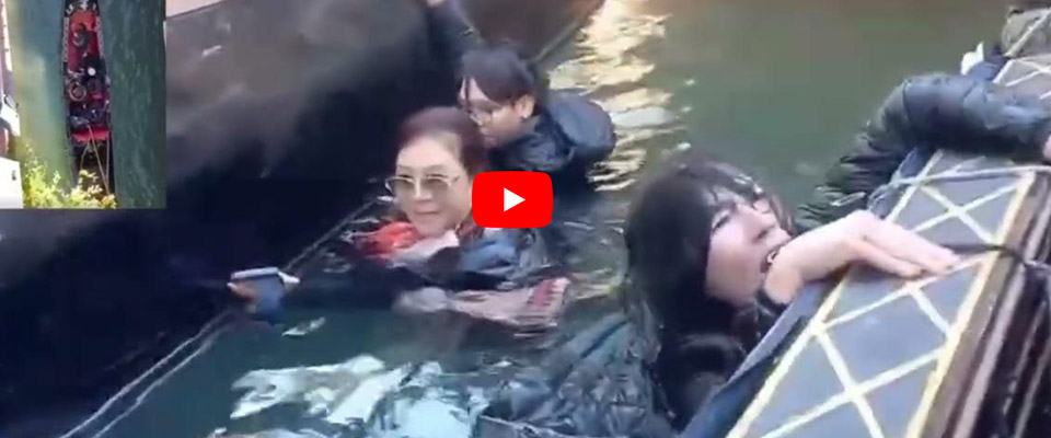 Venezia, turisti cinesi si sporgono per fare le foto e la gondola si rovescia (video): panico in acqua