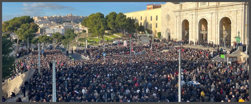 Gigi Riva, un’enorme folla per l’addio a Rombo di Tuono nella Basilica di Bonaria a Cagliari