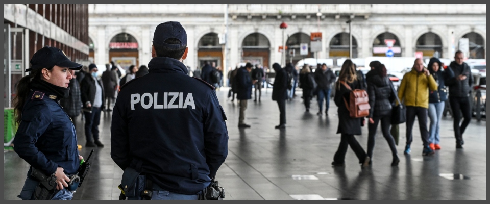 Termini, colpisce a bastonate una donna che attende il bus fratturandole la tibia. Nigeriano arrestato