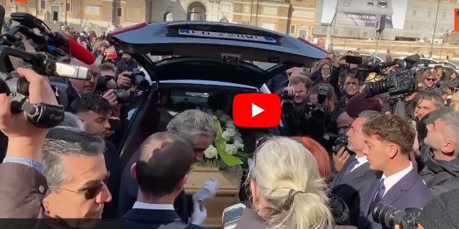 Funerali di Sandra Milo a Roma, rose bianche, tanti amici, vip e gente comune per salutare la diva-non diva (video)