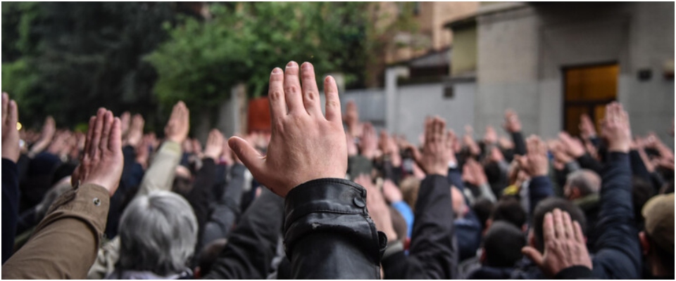 Saluti romani a Milano, la Cassazione: “Si applichi la legge Scelba, altrimenti non è reato”