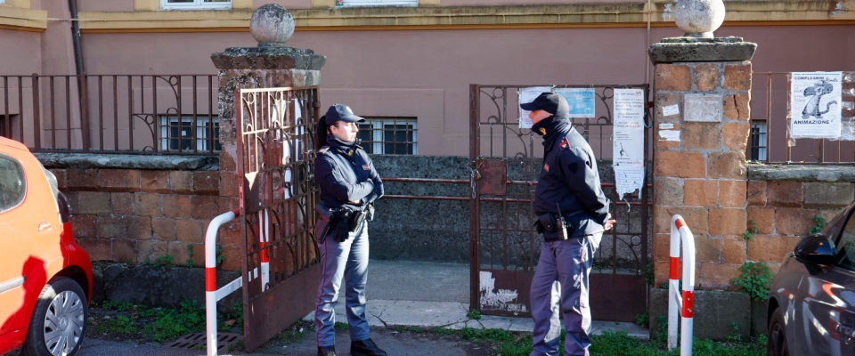 Roma, ventenne trovato morto all’ingresso di una scuola: suicidio o morte per una spinta?