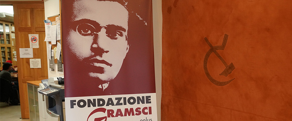 Il ministro Sangiuliano finanzia una targa in memoria di Antonio Gramsci “perseguitato dal fascismo”