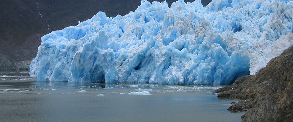 Immagine relativa allo studio pubblicato dalla rivista Nature Geoscience. Che i ghiacciai di montagna che si stiano sciogliendo e’ un dato di fatto, ma secondo uno studio pubblicato dalla rivista Nature Geoscience il fenomeno è relativo praticamente solo agli ultimi 30 anni, quando il processo ha avuto un’accelerazione di 100 volte. I ricercatori guidati da Neil Glasser dell’università di Exeter hanno ideato un nuovo metodo per misurare gli oltre 270 ghiacciai della Patagonia, trovando che a partire dall’ultimo picco positivo, registrato a metà del diciassettesimo secolo, si sono sciolti oltre 600 chilometri cubici. ANSA / NEIL GLASSER – NATURE +++NO SALES – EDITORIAL USE ONLY+++