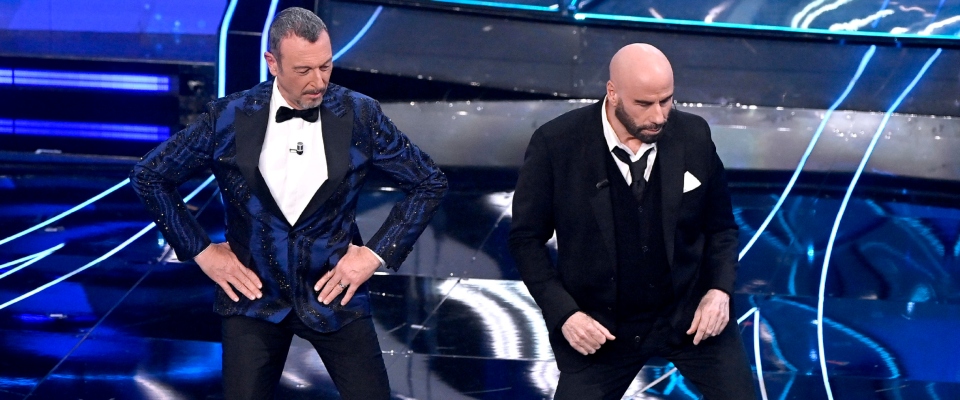 Travolta, Amadeus sbotta: “Non è successo niente, stiamo qui a parlare di stronz…”