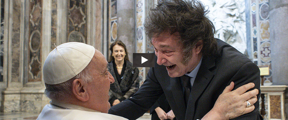 Dopo gli insulti, la pace tra Bergoglio e il presidente argentino Milei: “Posso darle un bacio?” (video)