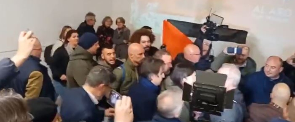 Schlein contestata a Cagliari da attivisti pro Palestina: imbarazzo e spintoni (video)