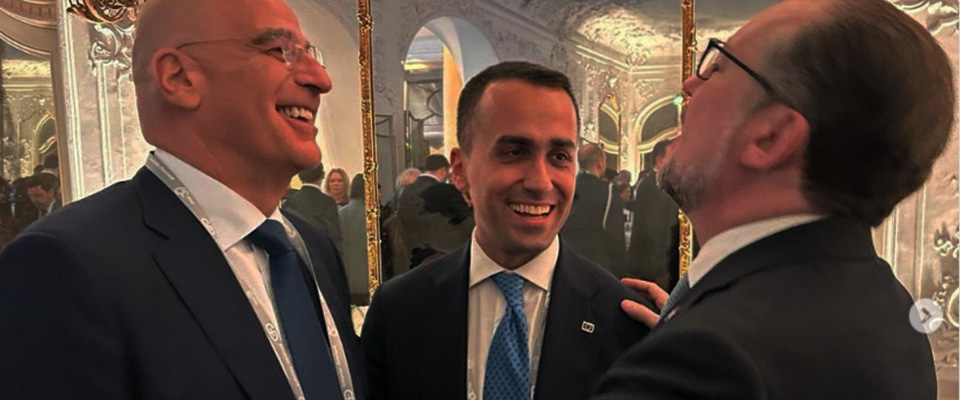 “Giggino” selfie-man: la Conferenza di Monaco è a lutto per Navalny ma Di Maio non se ne accorge…