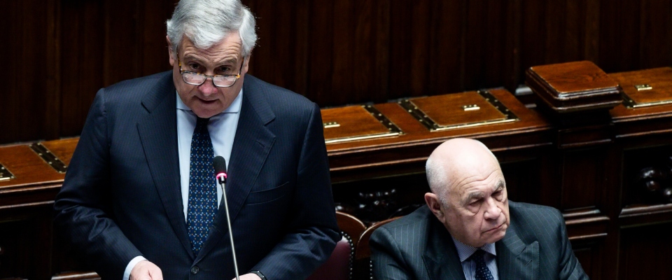 Salis, Tajani rassicura la Camera: sta meglio. Ma la sinistra sciacalla e tira in ballo i nazisti