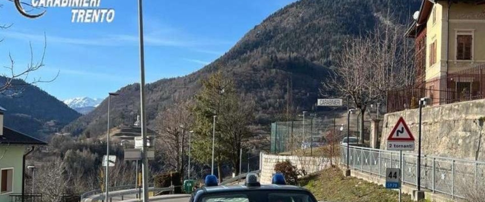 Trento, chiude il figlio di 4 anni in auto per andare a sciare: 40enne straniera denunciata