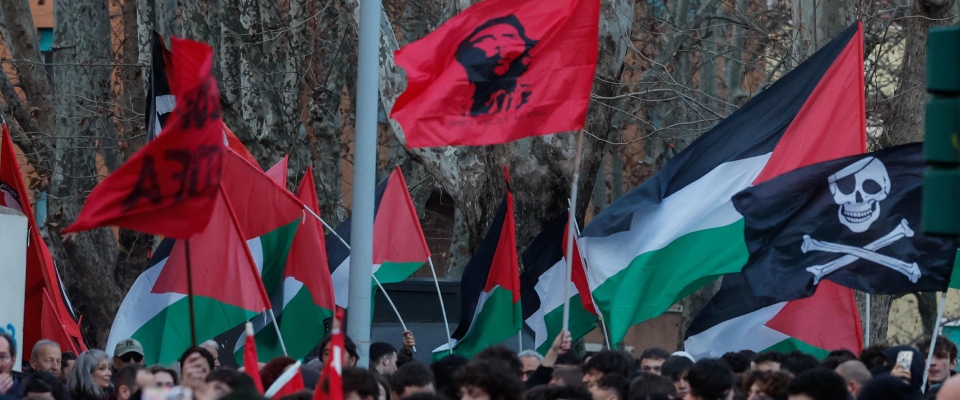 Roma, bandiere della Palestina e la canzone di Ghali al corteo antifà per Valerio Verbano