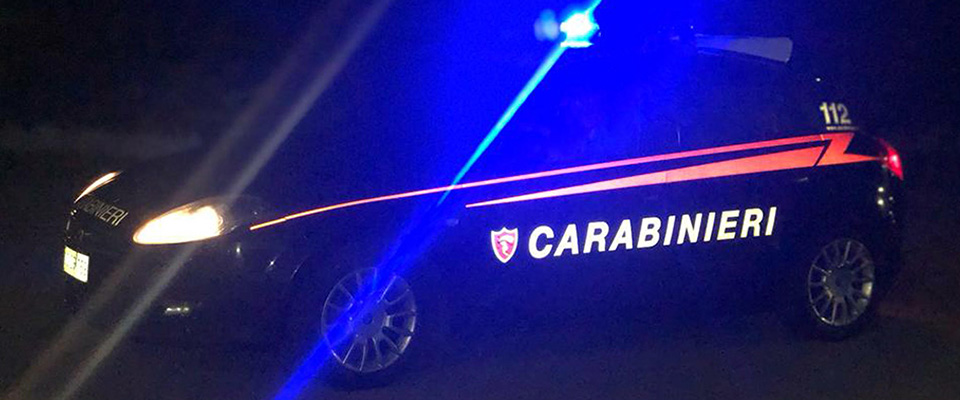 Napoli, carabiniere eroe salva un’anziana malata lanciandosi in una casa avvolta dalle fiamme