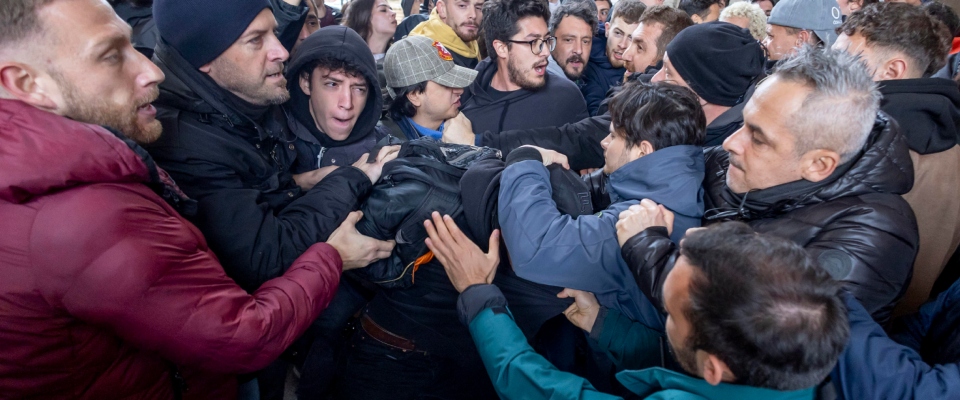 Sapienza, spintoni e insulti. I collettivi cercano lo scontro con gli agenti. Bernini: violenza intollerabile