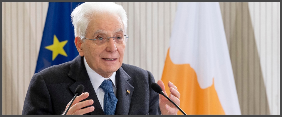 Da Mattarella richiamo alla Costituzione: io arbitro, non un sovrano che può non firmare leggi sgradite