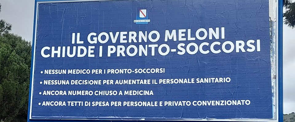 Manifesti di De Luca contro la Meloni con il buffo “orrore” di ortografia. La sentenza della Crusca