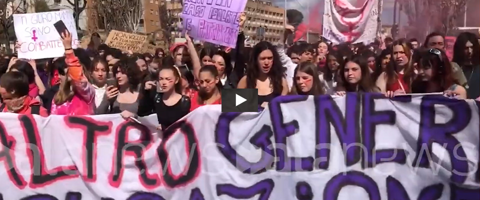 “Meloni, Meloni, vaffa…”: a rovinare l’8 Marzo le donne “isteriche” di sinistra e le trans-femministe (video)