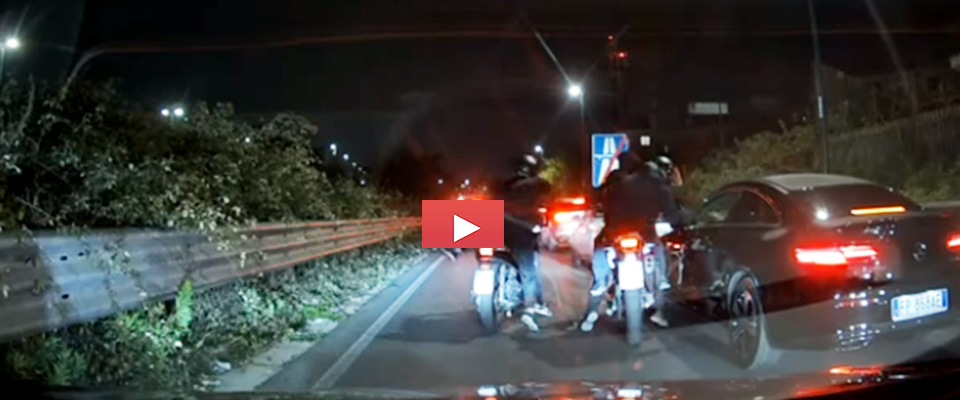 Napoli, automobilista braccato dai rapinatori in scooter cerca di fuggire ma resta bloccato (video)