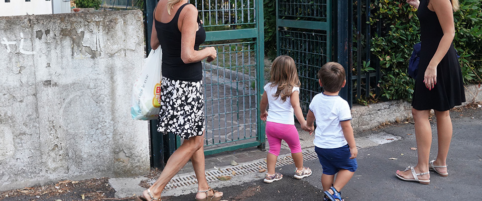 Padova, sì del giudice alle “doppie” mamme lesbo. Schlein esulta, Roccella la zittisce