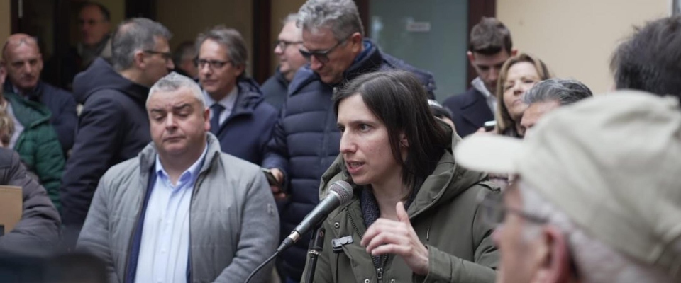 Abruzzo, il campo largo non si vede. Schlein chiude la campagna in solitaria, con lei solo Bonaccini