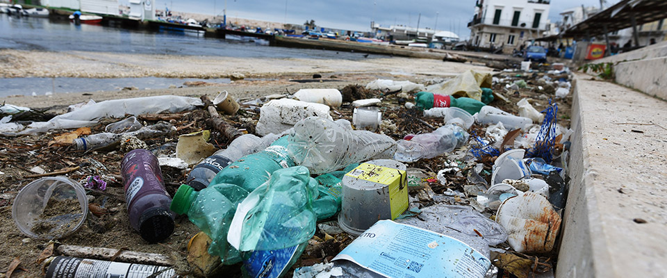 SPIAGGIA LUNGOMARE SPAZZATURA PLASTICA RIFIUTI BOTTIGLIEDEI RIFIUTI  PLASTICI  IN MARE