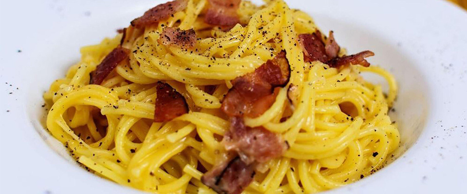 Oggi si festeggia il Carbonara day, ma in 6 ristoranti su 10 la ricetta è taroccata. Non solo panna…