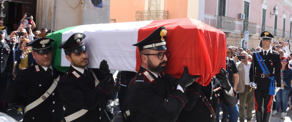 In Puglia l’ultimo saluto ai due carabinieri travolti da un Suv. Rabbia, dolore e commozione