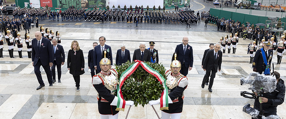 Il presidente della Repubblica, Sergio Mattarella, durante la deposizione della corona d’alloro all’Altare della Patria per la Festa della Repubblica, Roma, 02 giugno 2024.
/////
Italian President, Sergio Mattarella, lays a laurel wreath on the Tomb of the Unknown Soldier at the Altar of the Fatherland, during the celebrations for the Republic Day at the Fori Imperiali, Rome, Italy, 02 June 2024. The Feast of the Italian Republic is a national day of celebration established to commemorate the birth of the Italian Republic. It is celebrated every year on 02 June 2, the date of the institutional referendum of 1946, with the main celebration taking place in Rome. The Feast of the Italian Republic is one of the symbols of Italian homelands.  
ANSA/QUIRINALE PRESS OFFICE/PAOLO GIANDOTTI
+++ ANSA PROVIDES ACCESS TO THIS HANDOUT PHOTO TO BE USED SOLELY TO ILLUSTRATE NEWS REPORTING OR COMMENTARY ON THE FACTS OR EVENTS DEPICTED IN THIS IMAGE; NO ARCHIVING; NO LICENSING +++ NPK +++