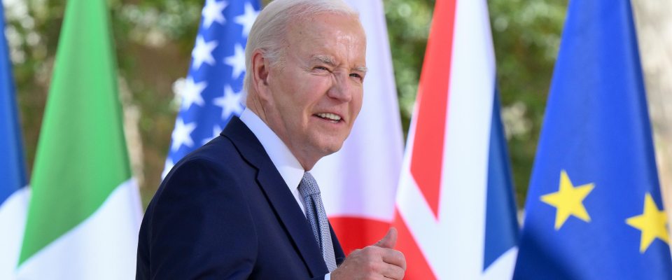 Biden visibilmente affaticato: salta anche la cena del G7 con Mattarella. La Casa bianca minimizza (video)