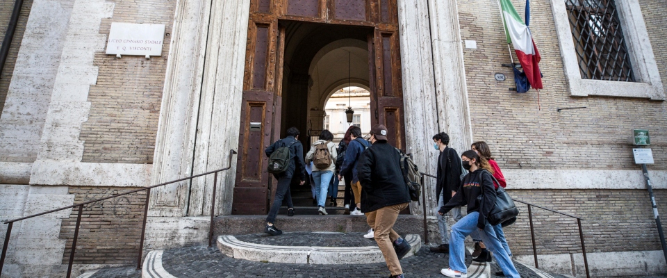 Liceo Visconti, lo squallore della lista delle ragazze “conquistate” appesa in classe: cosa rischiano gli studenti