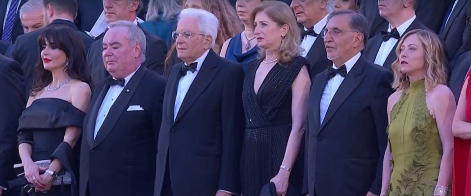 Meloni e Mattarella “star” del galà della lirica. L’affetto dell’Arena di Verona: “Giorgia, Giorgia” e “Viva il Presidente”