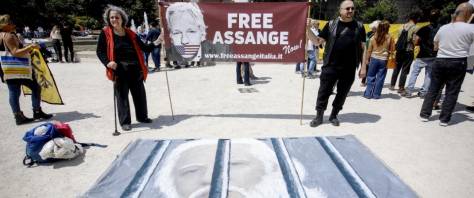 Assange libero